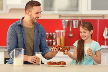 Baba ve kızı topuz mutfak at paylaşımı