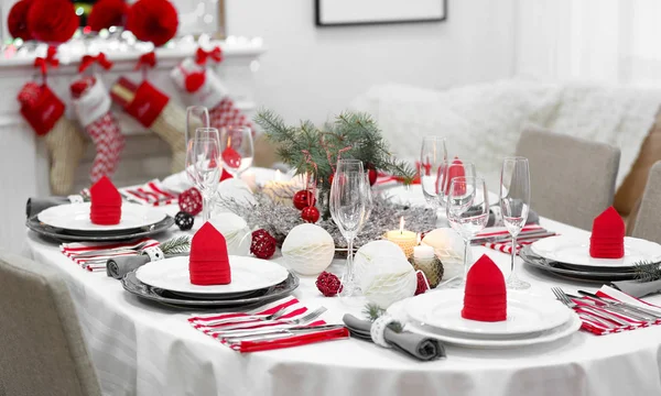 Mesa servida para o jantar de Natal — Fotografia de Stock