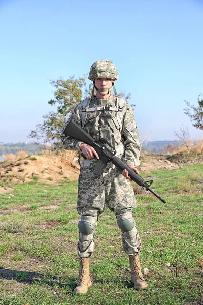 Soldat Mit Gewehr Steht Auf Militärschießplatz Flussnähe — Stockfoto