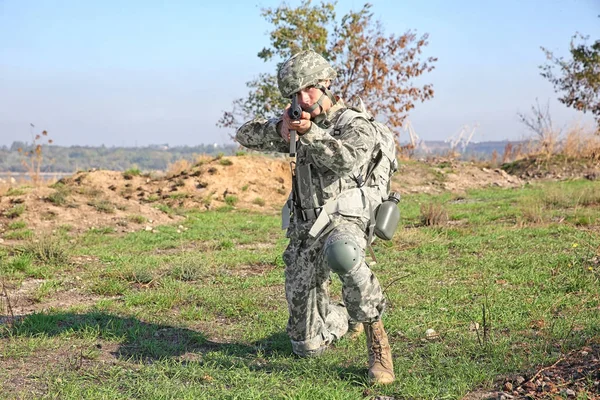 Soldato Mimetizzazione Che Mira Poligono Tiro Militare — Foto Stock