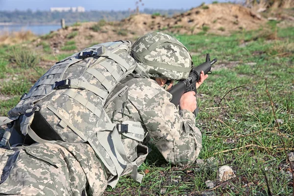 Soldato Mimetizzazione Che Prende Mira Poligono Tiro Militare Vicino — Foto Stock