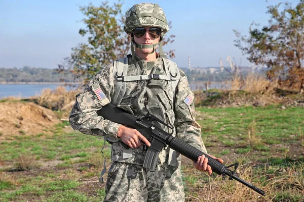 Soldado Con Rifle Parado Campo Tiro Militar Cerca Del Río —  Fotos de Stock