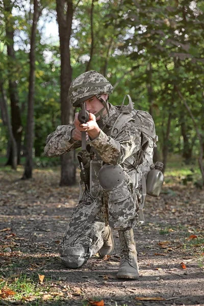 Soldado Que Tem Como Alvo Espingarda Floresta — Fotografia de Stock