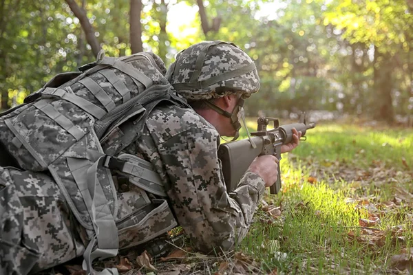 Soldat Zielt Aus Gewehr Wald Nahsicht — Stockfoto