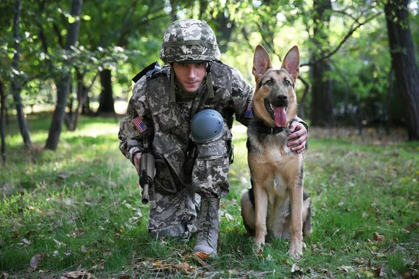 Soldato Con Cane Pastore Tedesco Nella Foresta — Foto Stock