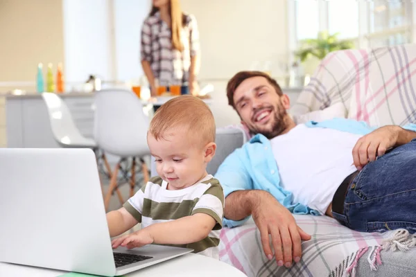 Bebé niño usando portátil — Foto de Stock