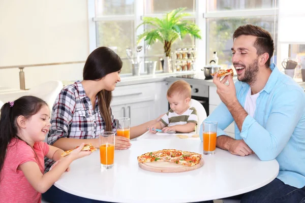 Familia feliz comiendo comida en la cocina —  Fotos de Stock