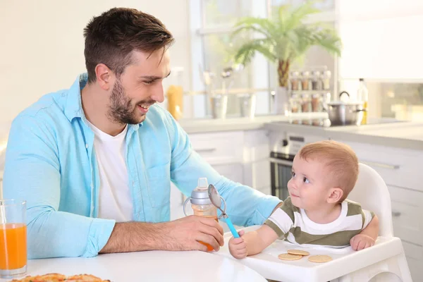 Vater Füttert Kleinen Sohn Küche — Stockfoto