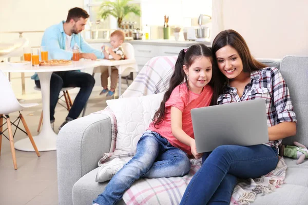 Gelukkige familie ontspannen thuis op weekend — Stockfoto
