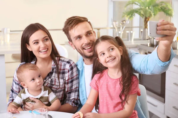Família feliz tirando selfie na cozinha — Fotografia de Stock