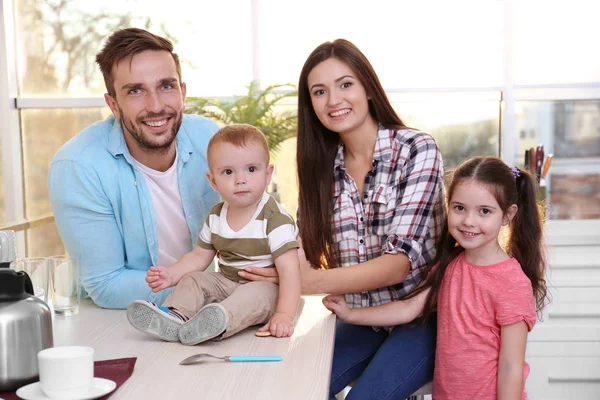 Famille heureuse relaxant sur la cuisine — Photo