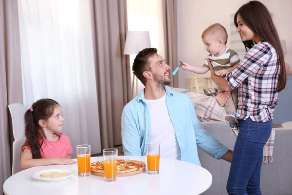 Glückliche Familie isst Essen in der Küche — Stockfoto