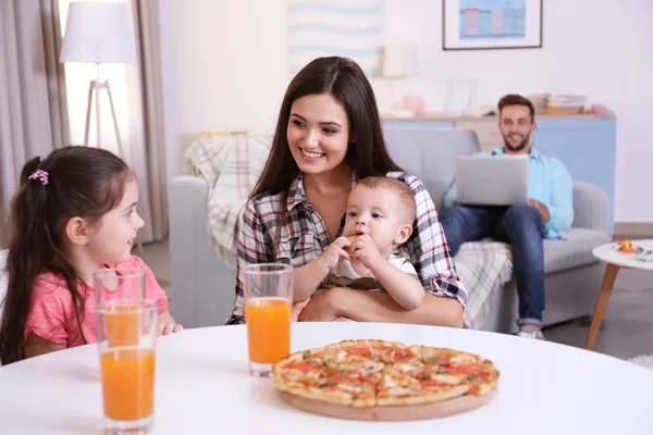 Bonne famille manger de la nourriture sur la cuisine — Photo