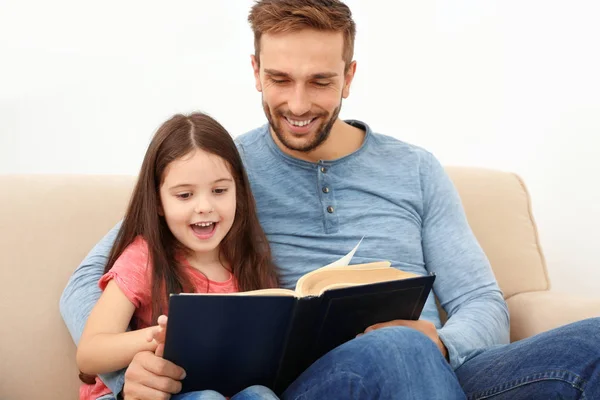 Padre Figlia Che Leggono Libro Sul Divano — Foto Stock