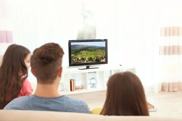 Familia Viendo Televisión Sofá —  Fotos de Stock