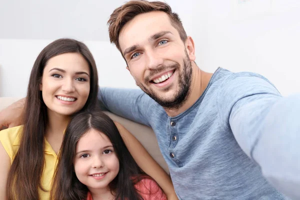 Família feliz levando selfie em casa — Fotografia de Stock