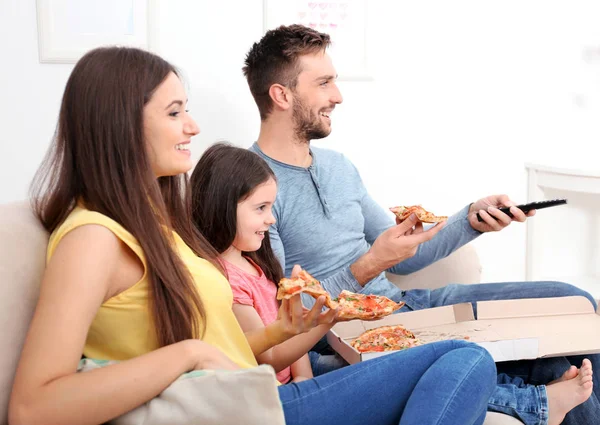 Lycklig familj äta pizza — Stockfoto