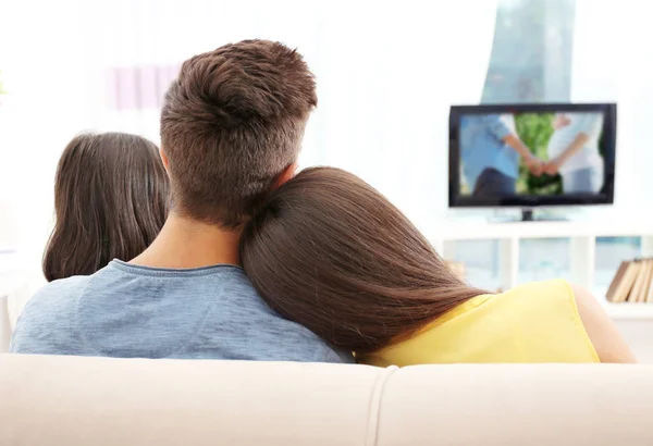 Familia Viendo Televisión Sofá — Foto de Stock