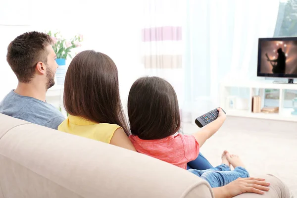 Famiglia Guardando Sul Divano — Foto Stock