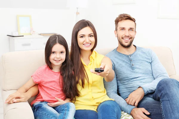 Família feliz assistindo TV em casa — Fotografia de Stock