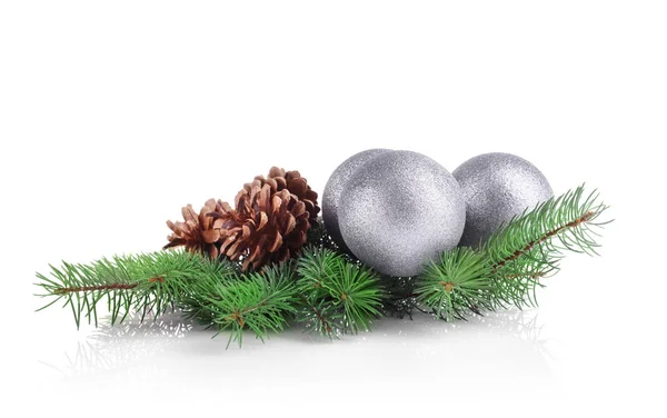 Vackra julgranskulor på barrträd gren — Stockfoto