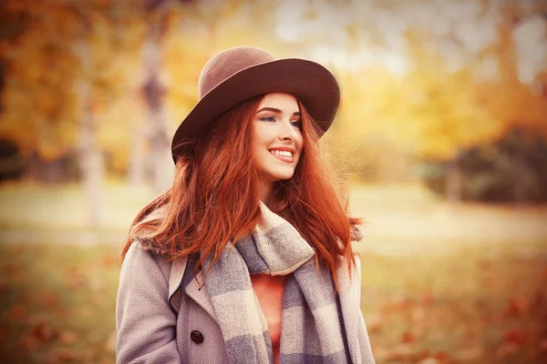 Mujer en un parque de otoño — Foto de Stock