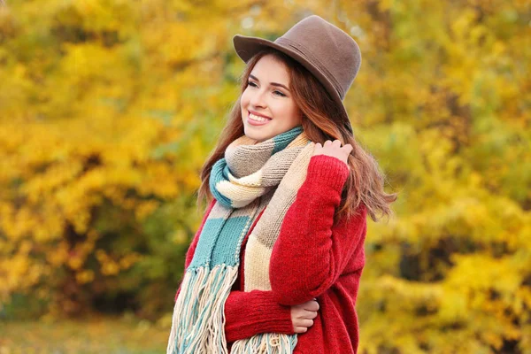 Woman in a autumn park — Stock Photo, Image