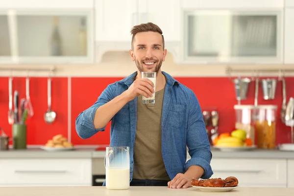 Hombre bebiendo leche — Foto de Stock