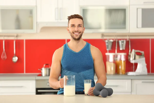 Uomo che beve latte — Foto Stock