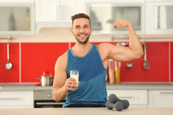 Hombre bebiendo leche — Foto de Stock