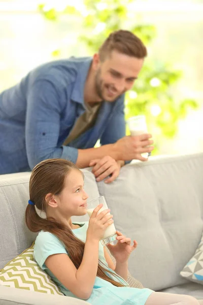 Vader en dochter met melk — Stockfoto