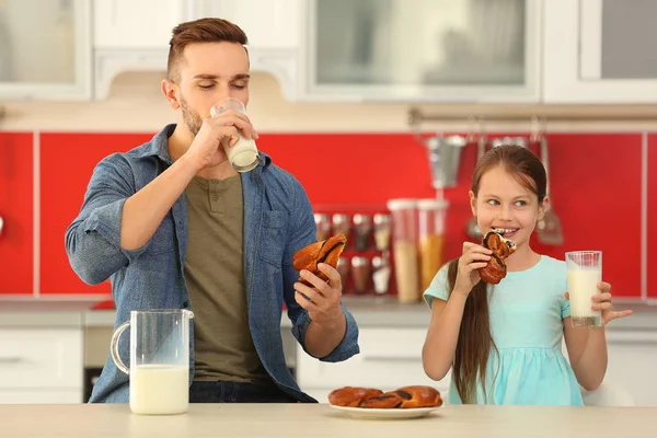 Father and daughter with milk — Stock Photo, Image