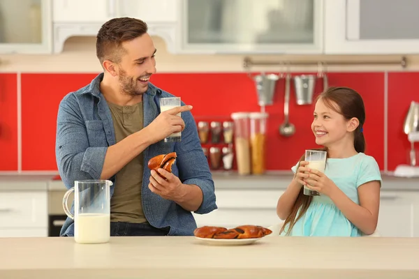 父亲和女儿与牛奶 — 图库照片