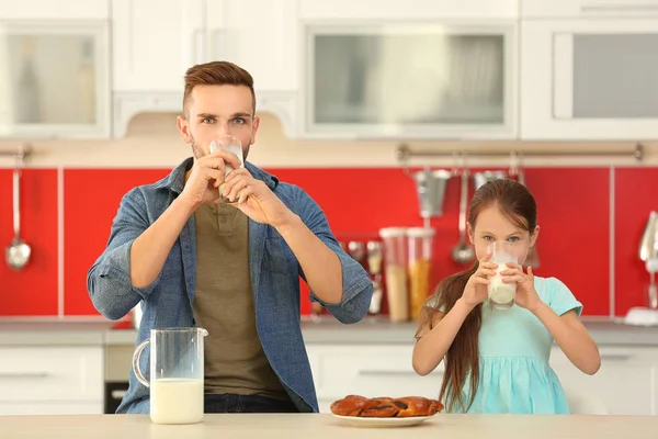 Padre e hija bebiendo leche — Foto de Stock