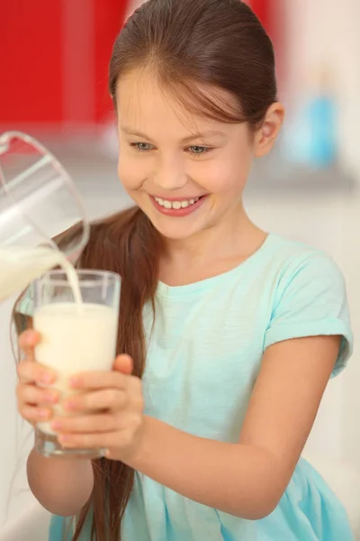 Menina com leite fresco — Fotografia de Stock