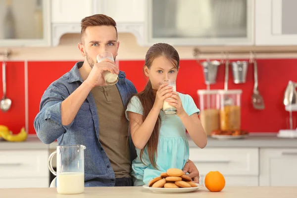 Ayah dan anak minum susu — Stok Foto