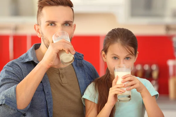 Far och dotter dricka mjölk — Stockfoto