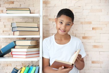 Afro-Amerikan çocuk kitap okumak  