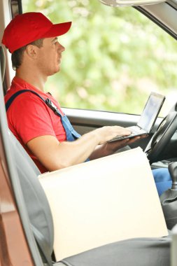 Teslimat kavramı. Postacı araba ile