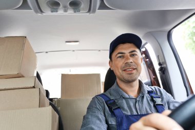 Teslimat kavramı. Postacı araba ile