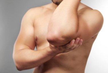 Dirsek ağrısı olan adam.