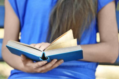 Kadın kitap okuyor. 