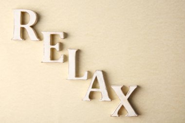 Word Relax ahşap harflerin 