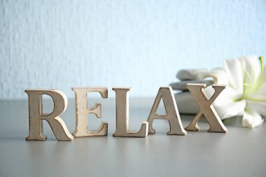 Word Relax ahşap harflerin 