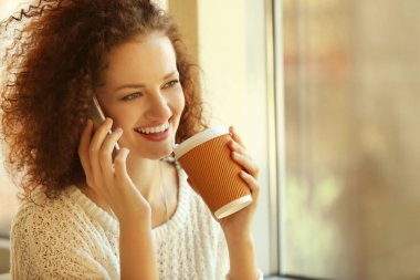 Bir fincan kahve tutan kadın.