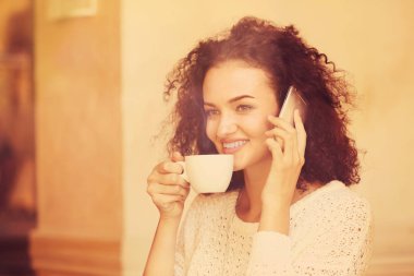 Bir fincan kahve tutan kadın.