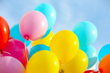 renkli doğum günü balonları