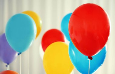 renkli doğum günü balonları