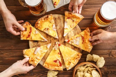 bira içme ve pizza yemek