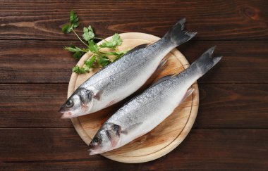 Maydanoz ile çiğ balık 